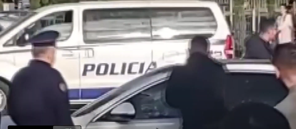 Pamje tronditëse nga Rinasi, qytetarët përpiqen të thyejnë xhamat e makinës për të nxjerrë viktimën