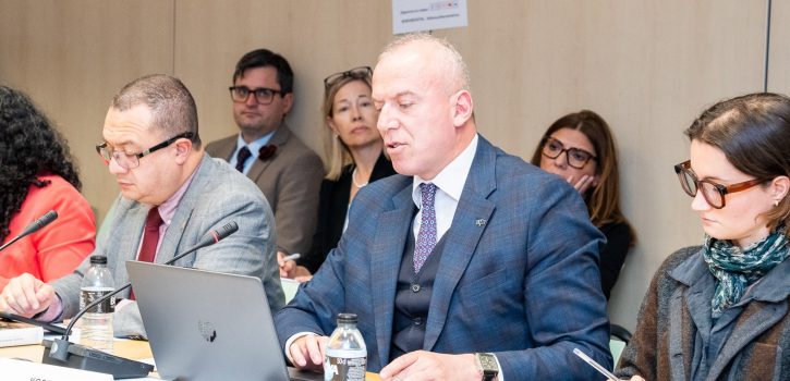 Zëri i Kosovës për drejtësi – Vigan Qorrolli flet në Madrid për luftën kundër korrupsionit