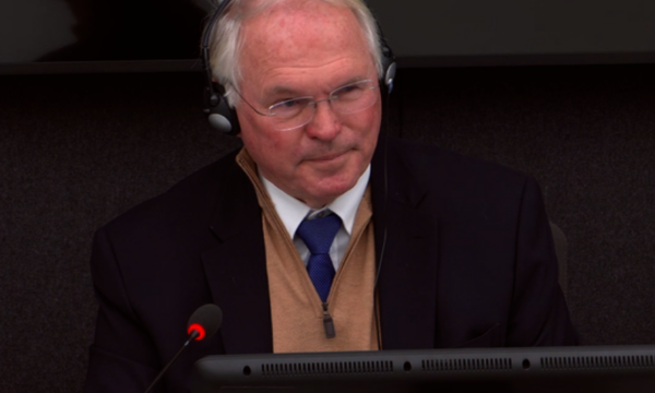 “Përvojë e veçantë”, Hill e kryen dëshminë në Gjykatën Speciale me një replikë me humor me gjykatësin