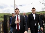 Reagon djali i Hashim Thaçit pas dorëheqjes së Memli Krasniqit: Faleminderit për udhëheqjen me ndershmëri