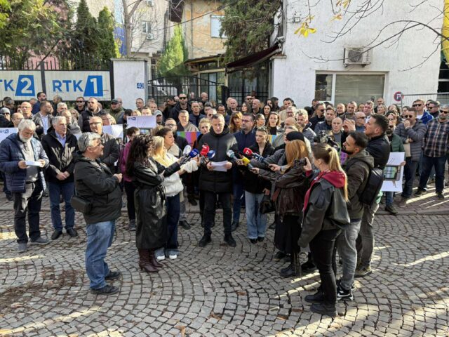 Përmes protestës kërkojnë pagën e tyre, punëtorët e RTK-së të hënën futen në grevë