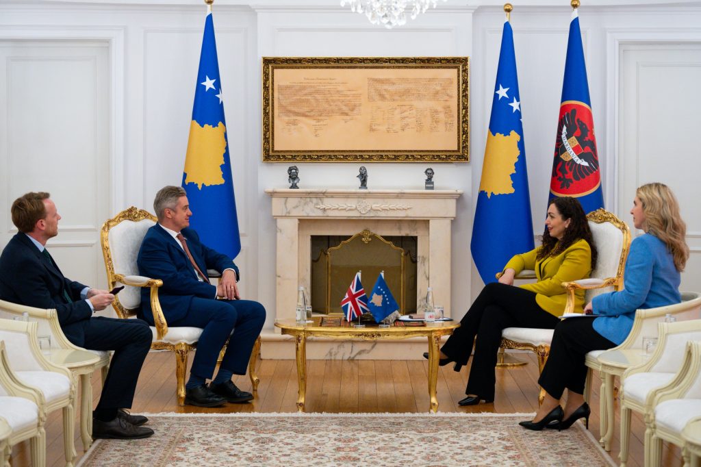 Presidentja Vjosa Osmani takoi ambasadorin Jonathan Hargreaves, diskutuan për zhvillimet e fundit politike