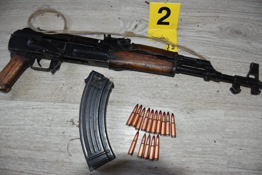 Arrestohet një person në Vushtrri për posedim të paligjshëm të armëve