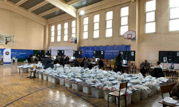 KQZ i aprovon mbi 7000 pako me fletëvotime nga diaspora, i refuzon mbi 2500 tjera