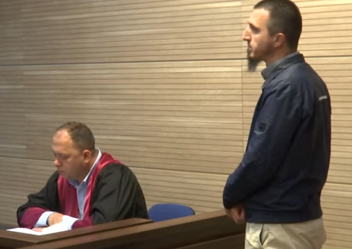 “Absolutisht jo”, deklarohet i pafajshëm arsimtari që akuzohet se hodhi në mbeturina flamurin kombëtar dhe plisin