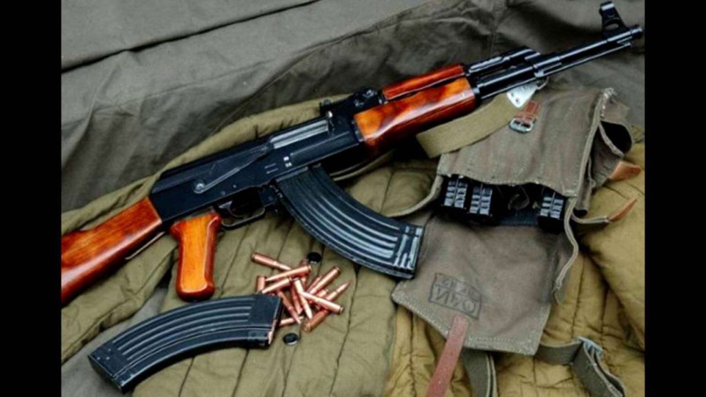 Policia në Stançiq të Gjilanit konfiskon dy kallashnikovë dhe 137 fishekë, një në pranga