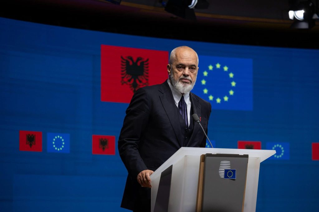 Edi Rama tregon historinë e gjyshes: Më tha ‘po nuk bëre gjë për të tjerët, e ke vendin në ferr’