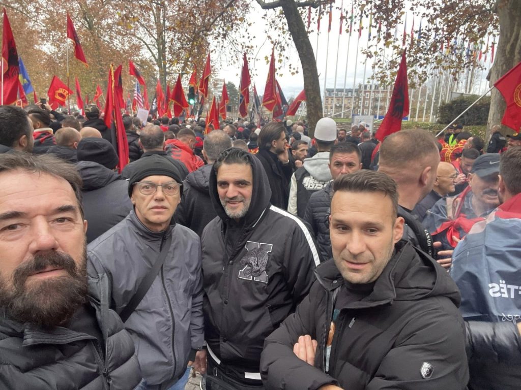 Hazbi Lika shfaqet në protestën në Strasburg në mbështetje të ish-udhëheqësve të UÇK në Hagë