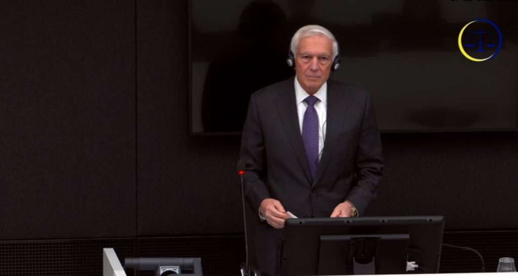 Gjenerali Wesley Clark fillon dëshminë në Hagë