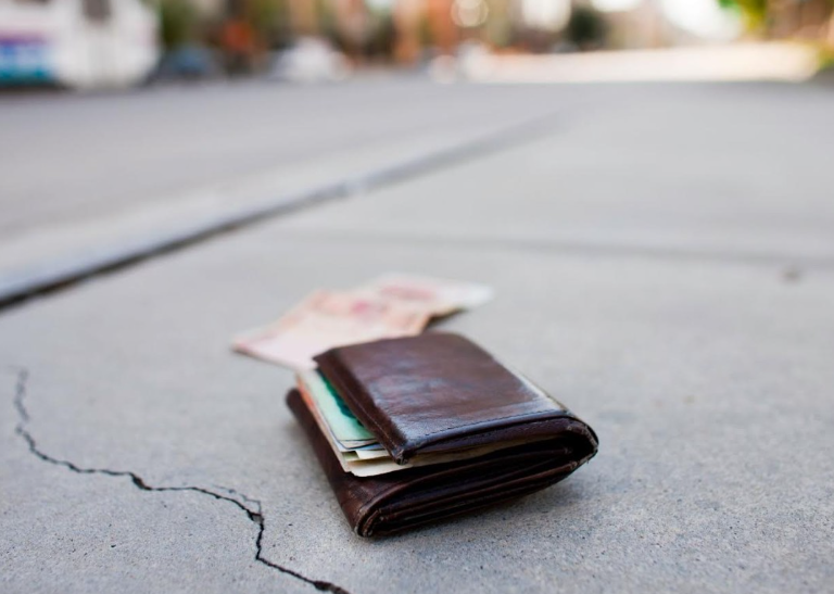 Qytetari nga Istogu gjen kuletën me mbi 3 mijë euro, e dorëzon në polici