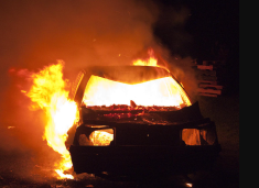 Digjet një veturë në Prishtinë