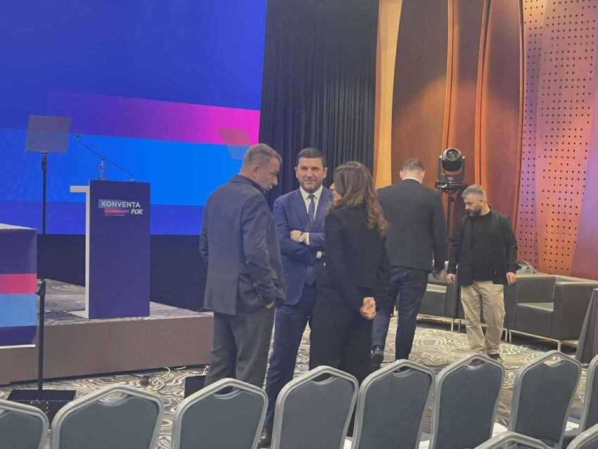 Memli Krasniqi nën shoqërim të Çitakut e Ramës në Konventën e PDK-së
