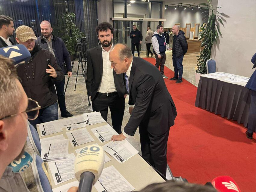 Hoxhaj shkon në Konventën e PDK-së: Flas pas Konventës