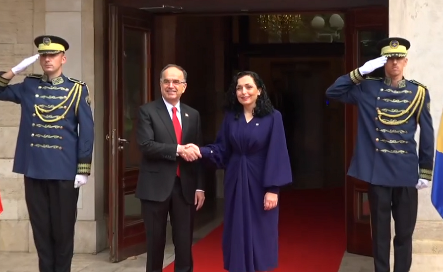 Presidentja Osmani uron Shqipërinë për hapjen e kapitujve të negociatave me BE-në