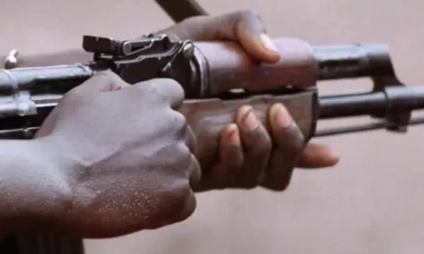 Mësuese e vrarë dhe 25 vajza të rrëmbyera në përleshje me armë në një shkollë nigeriane