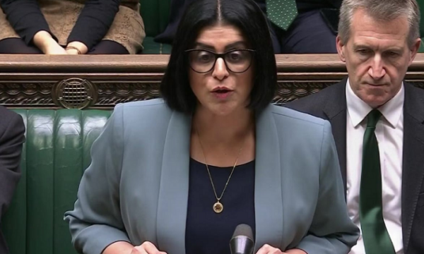 Mbretëria e Bashkuar do të dëbojë rreth 700 familje shqiptare, thotë ministrja e Brendshme