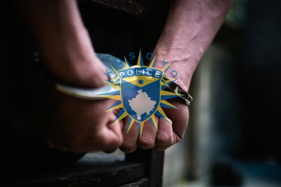 Ia goditi këmbën me veturë policit gjatë shqiptimit të një tikete, arrestohet gjakovari