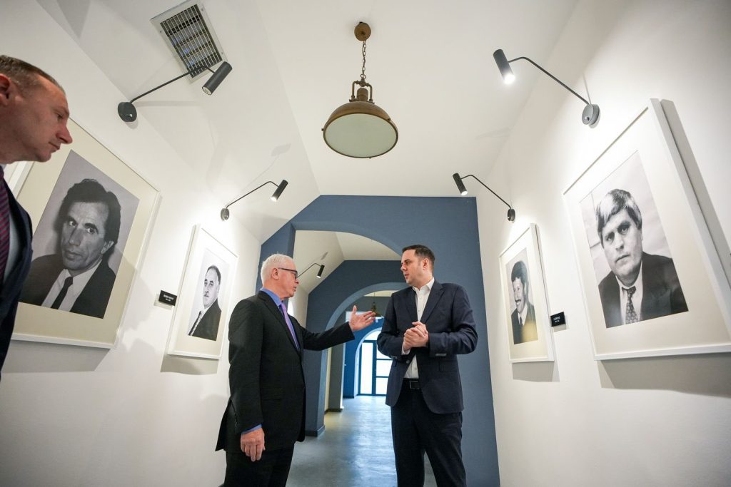 Lumir Abdixhiku mirëpret Harry Bajraktarin: Zë i fuqishëm dhe mbështetës i paepur i Kosovës