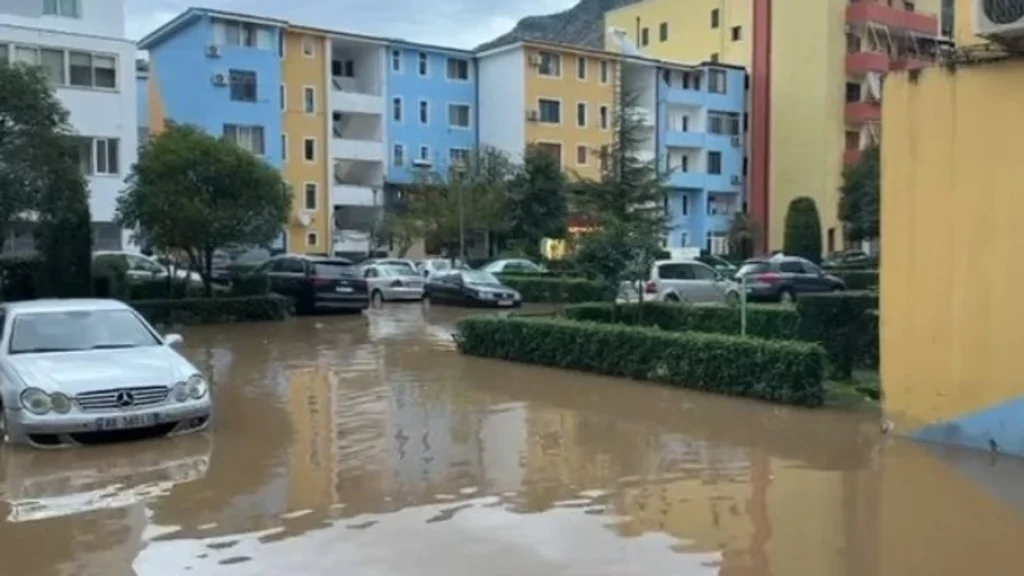 Lezha nën reshje të forta, dhjetëra banesa me ujë