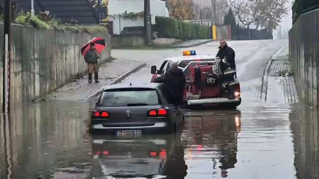 Reshjet e mëdha të shiut, bllokojnë nënkalimet në Tetovë