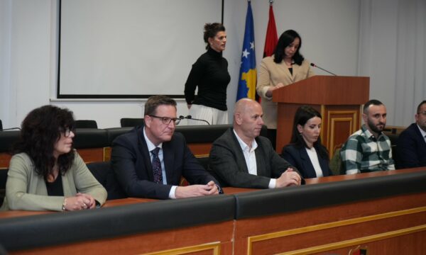 Ambasadori slloven Blaj dhe Lladrovci shpërndajnë certifikatat e trajnimit për sigurinë kibernetike