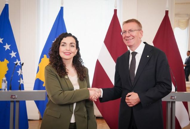  Mirënjohëse për mbështetjen e palëkundur   Presidentja Osmani uron Letoninë për Ditën e Pavarësisë