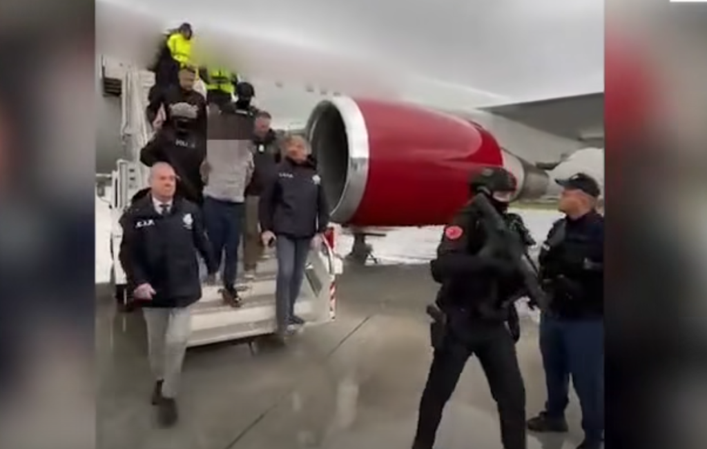 ShBA e deporton shqiptarin e dënuar me 30 vjet burg për vrasje para 26 vitesh në Itali, pritet ekstradimi i tij – pamje