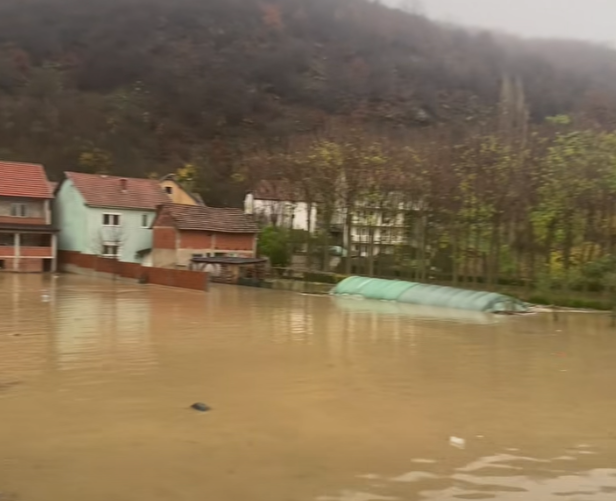 Vërshohet nga uji fshati Konçul  rrugët hyrëse dhe dalëse janë të pakalueshme