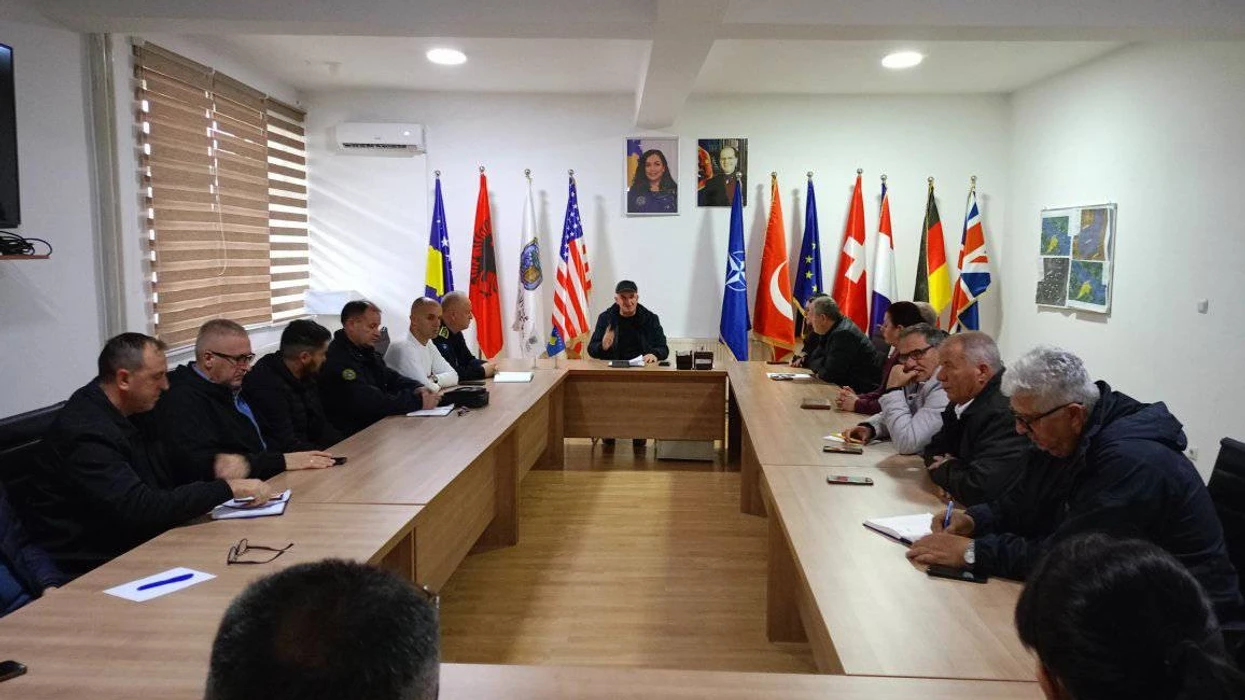 Vitia ndërpret mësimin pas reshjeve të dendura, aktivizon Qendrën Operative Emergjente dhe vazhdon me intervenime të shumta