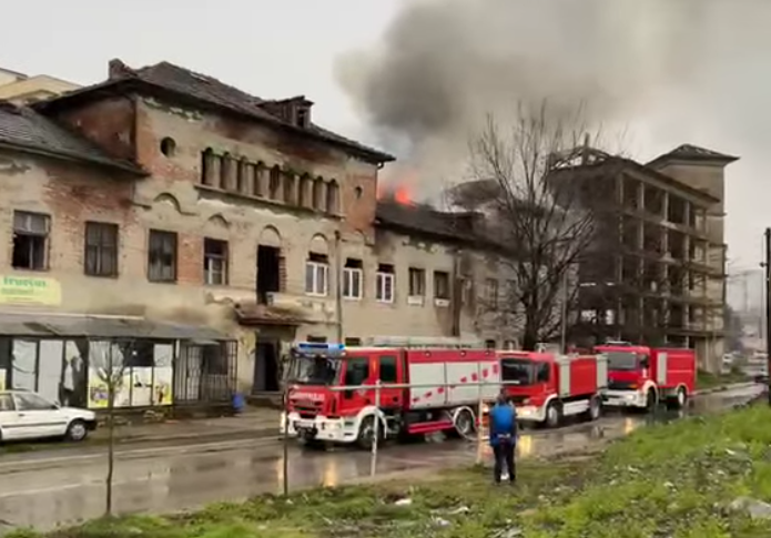 Tre të lënduar nga zjarri në një banesë në Fushë Kosovë