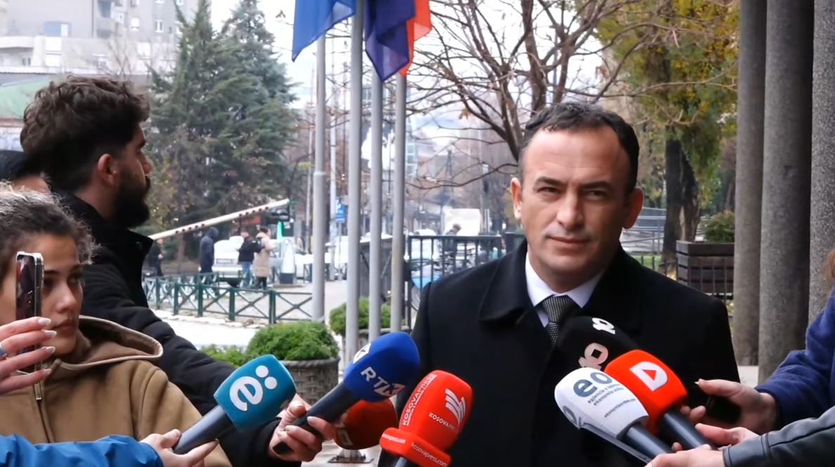 Halil Thaçi para fillimit të seancës së jashtëzakonshme për buxhetin  Shihemi në zgjedhje