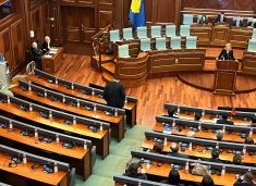 Ndryshe nga vendimi i partisë, Përparim Gruda i PDK-së merr pjesë në seancën e jashtëzakonshme