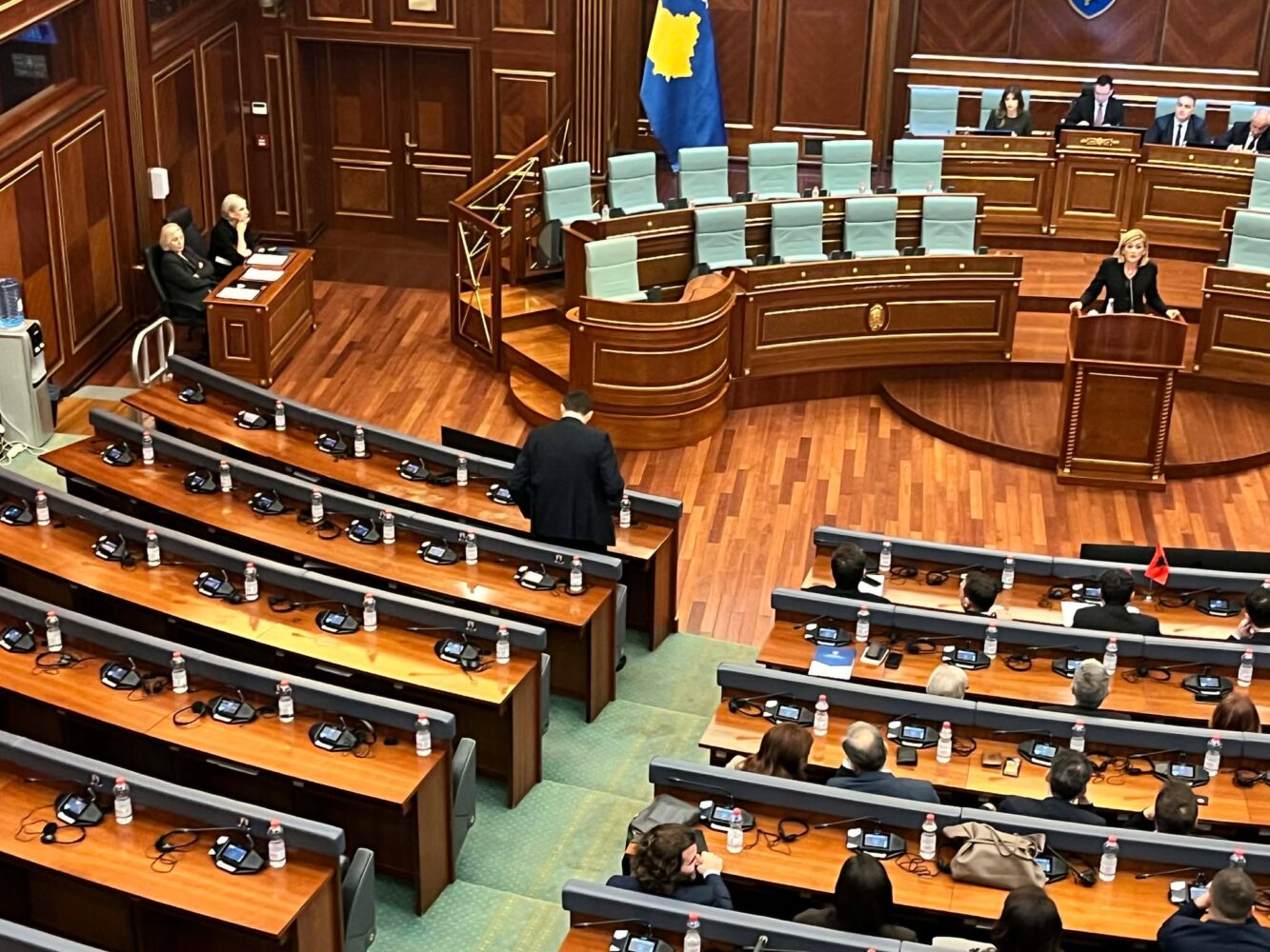 Ndryshe nga vendimi i partisë  Përparim Gruda i PDK së merr pjesë në seancën e jashtëzakonshme