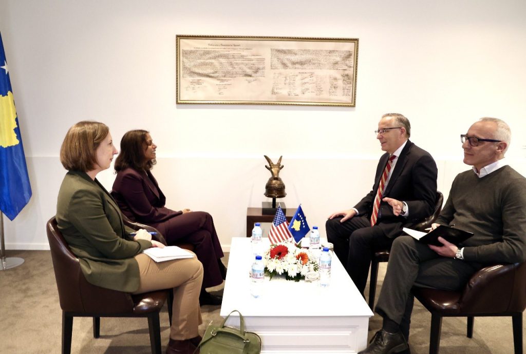 Bedri Hamza e nis angazhimin e ri me një simbolikë, takon diplomaten amerikane: Çdo veprim që cenon Kushtetutën, i papranueshëm