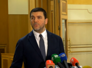 Krasniqi thirrje sërish Osmanit: Shpalli zgjedhjet sa më parë, mos humb kohë