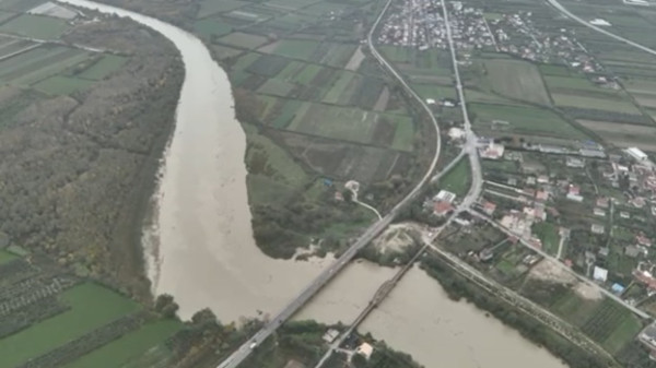 lumi-vjosa-rrezikon-te-dale-nga-shtrati