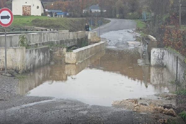 ​Moti i keq shkakton shumë probleme, rruga Burrel-Rrëshen gati e pakalueshme