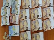 ​Tre fëmijë dorëzojnë në polici dokumente dhe 614 euro të gjetura në Ferizaj