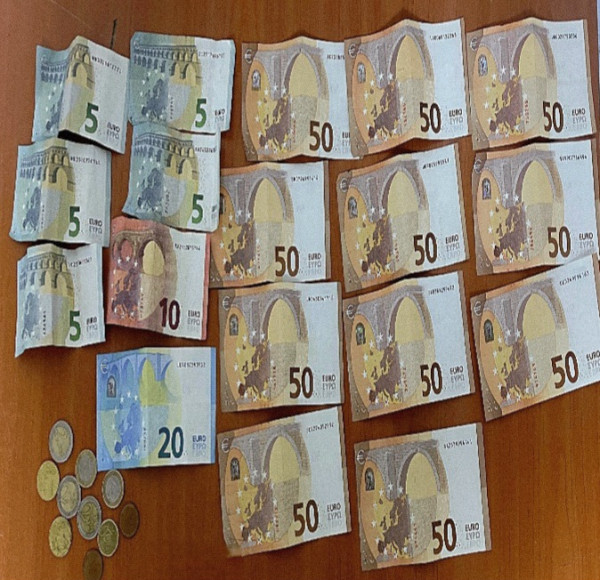 ​Tre fëmijë dorëzojnë në polici dokumente dhe 614 euro të gjetura në Ferizaj