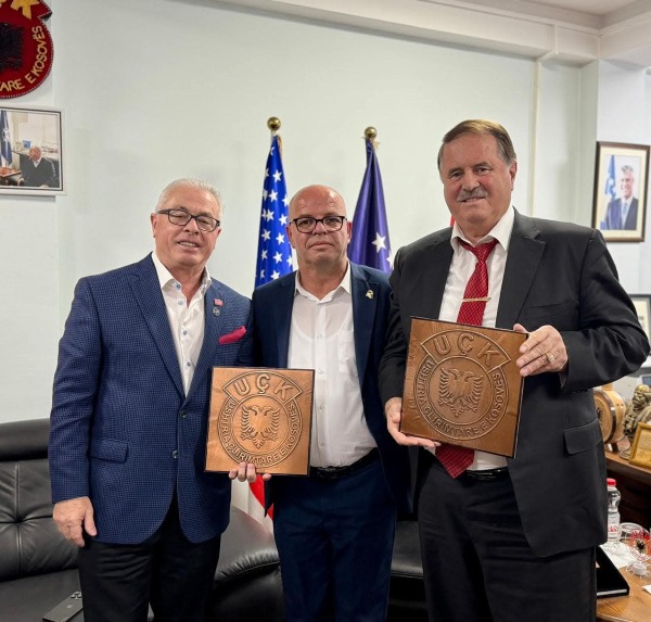 Kryetari Latifi pret në takim Harry Bajraktarin dhe Rrustem Gecajn