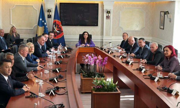 Liderët e partive shkojnë në takim tek Osmani