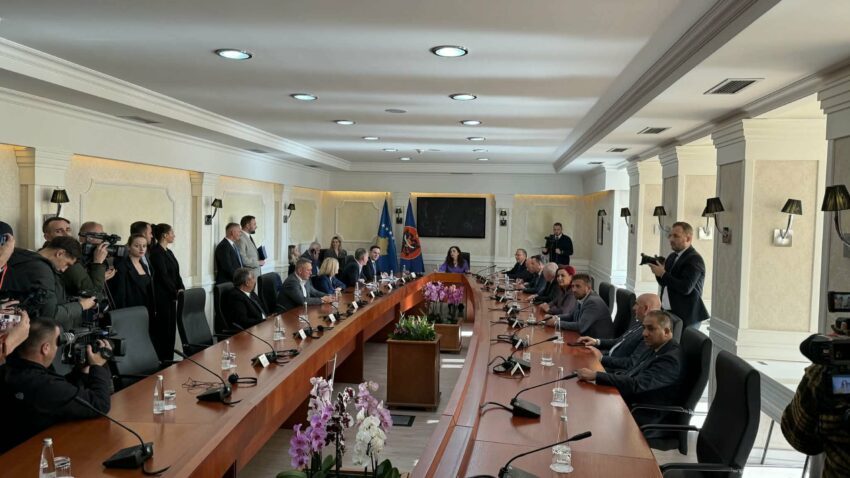 Opozita parapëlqen 21 dhjetorin si datë të zgjedhjeve të reja