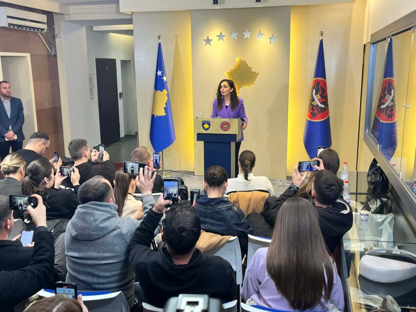 “Askujt tamam nuk i bie”, Osmani u përgjigjet zërave se mban anën e Albin Kurtit