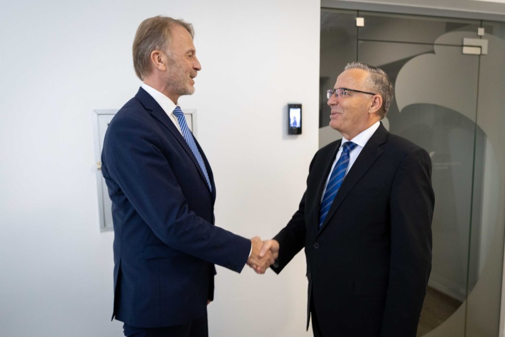 Hamza takon Orav: Qeveria e re e udhëhequr nga PDK do të punojë për heqjen e sanksioneve ndaj Kosovës