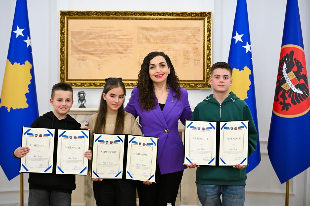 Gjetën portofolin me para e dorëzuan në polici, Osmani vlerëson lart tre fëmijët nga Ferizaj