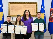 Gjetën portofolin me para e dorëzuan në polici, Osmani vlerëson lart tre fëmijët nga Ferizaj