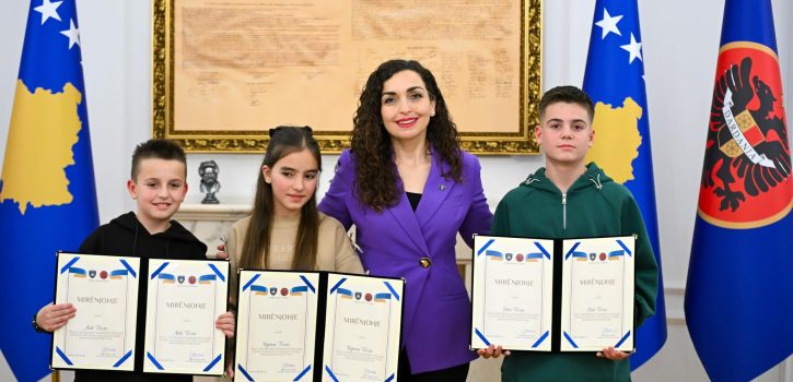 Gjetën portofolin me para e dorëzuan në polici, Osmani vlerëson lart tre fëmijët nga Ferizaj