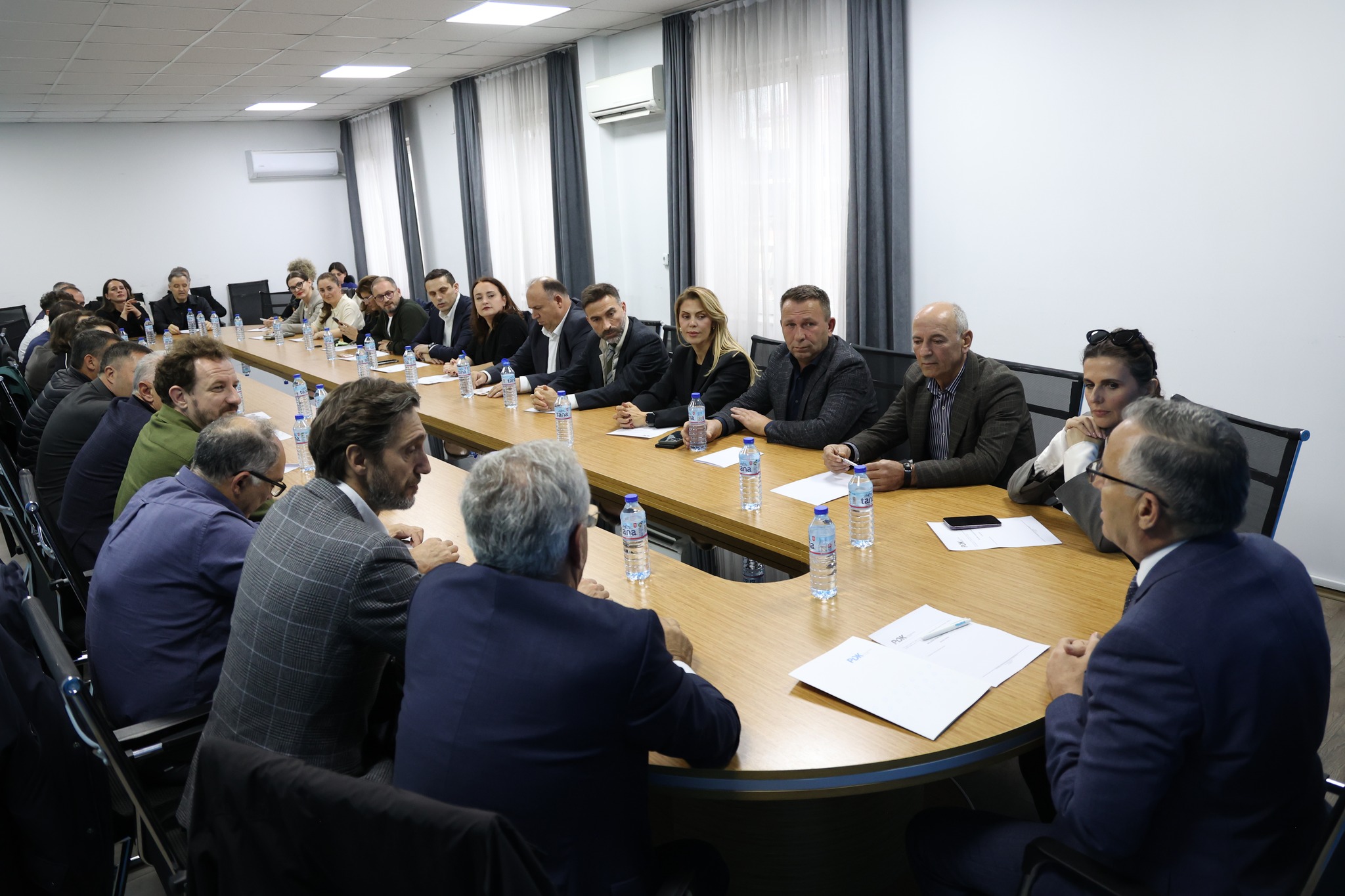 Dalin pamjet nga mbledhja e parë e Kryesisë së PDK-së me Bedri Hamzën si kryetar