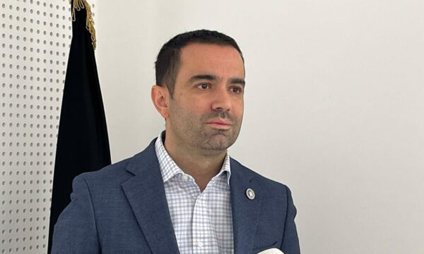 Zeka: Investimet e munguara dhe kriza politike rrezikojnë rritjen ekonomike të Kosovës
