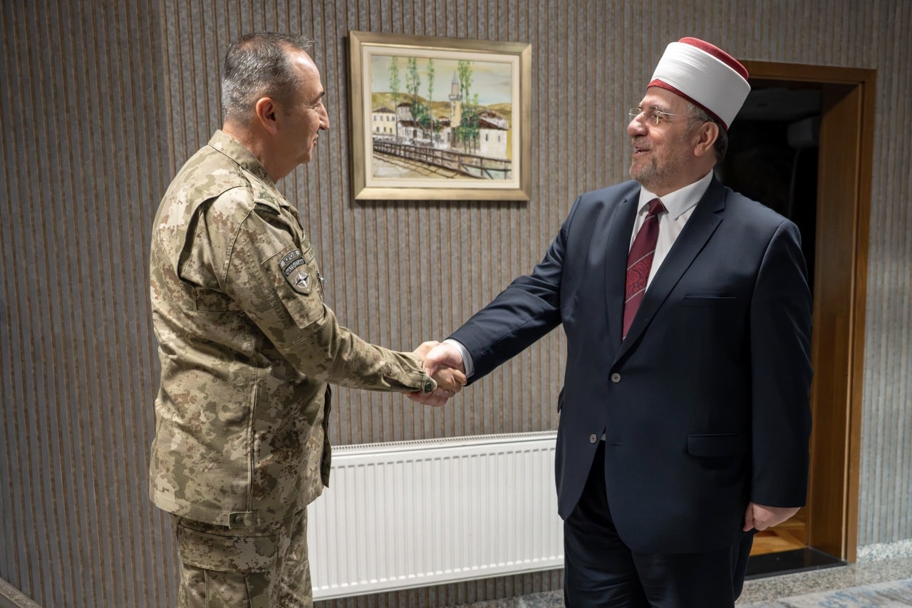 Komandanti i KFOR-it takon myftiun Tërnava: Shkëmbim pikëpamjesh mbi çështjet sociale dhe fetare